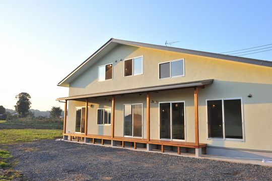 『田園のなかのカフェスタイルな家』