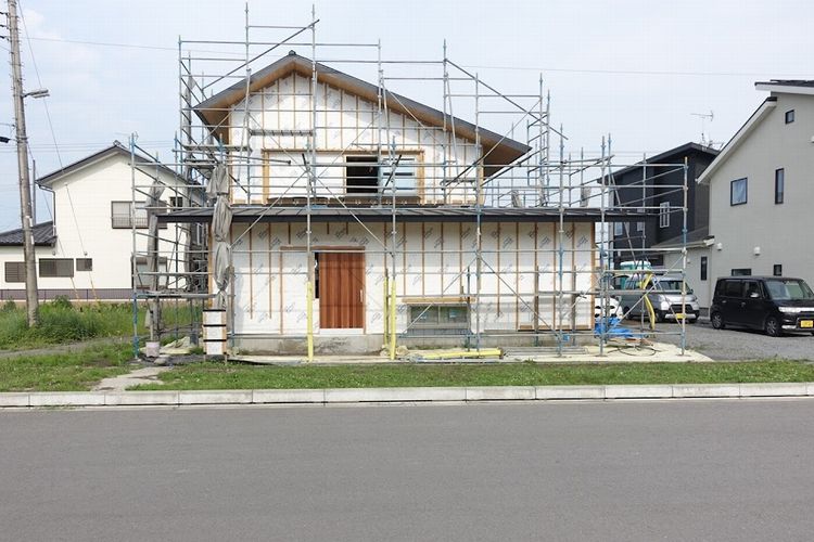 木製玄関戸がつく．．．