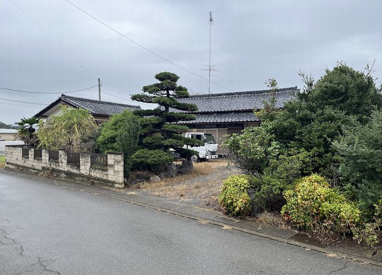三毳山を望む家。