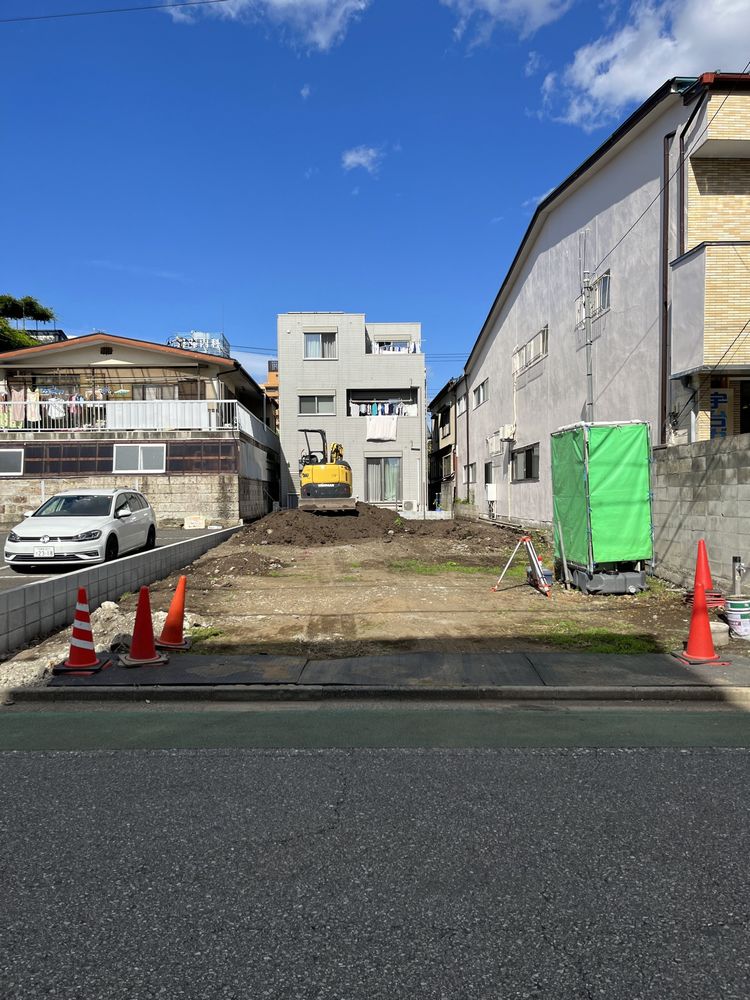 掘削と砕石地業。