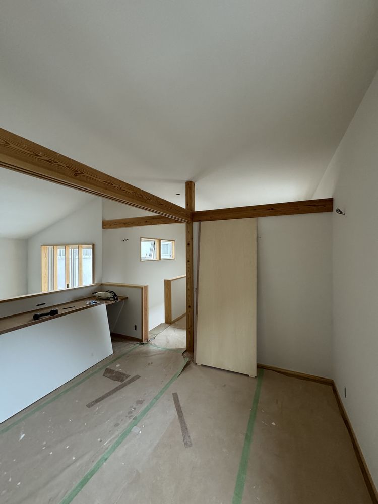 木製建具の建て込み。